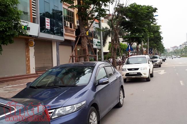 Lấn chiếm vỉa hè, đỗ xe sai quy định phổ biến nhiều tuyến phố Hà Nội ảnh 1